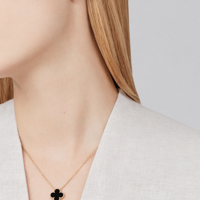 Vancleef necklace onyx 1 clover Diamond Jewelry