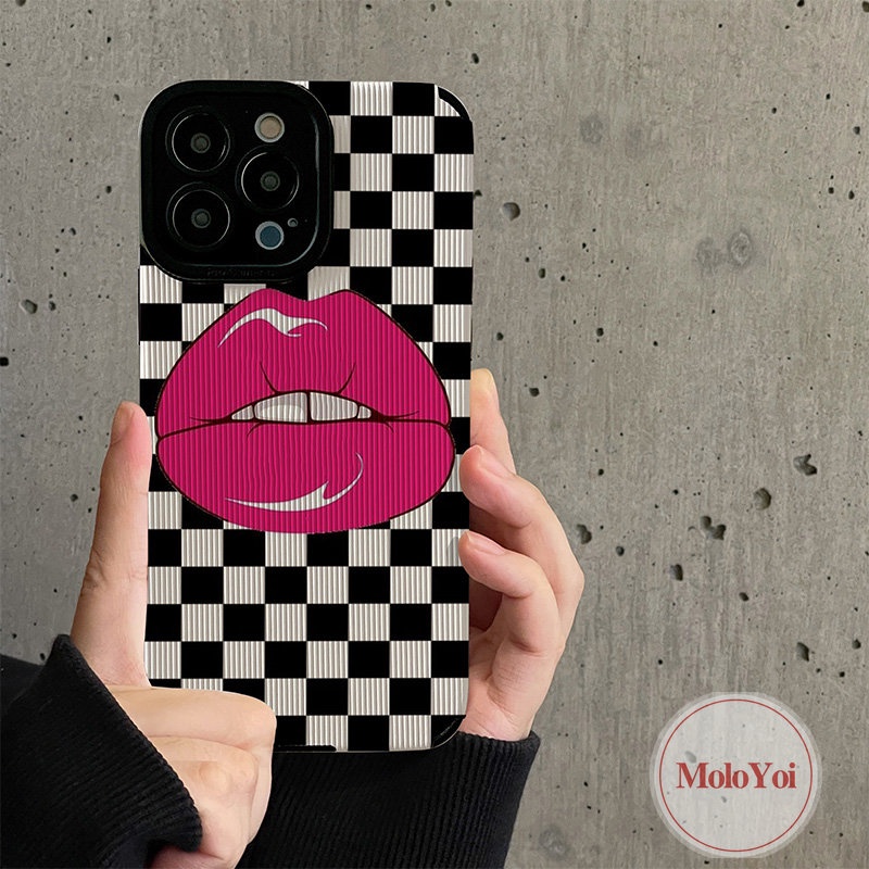 Ins Kotak-Kotak Merah Kisses Lips Phone Case Kompatibel Untuk IPhone XR XS X Max 7Plus 8 7 Plus 11 14 13 12 Pro Max Tekstur Kulit Mewah Shockproof Soft Cover