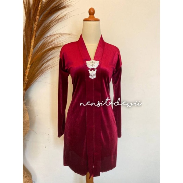 Kebaya dan Sorjan Kebaya Kartini (Leher V), Body Panjang - Warna Maroon Lurik