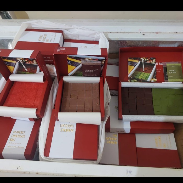 

✨Ready Stok✨ - HEAVENLY CHOCOLATE BALI TERMURAH DI JAKARTA (SQUARE BOX 170 GRAM) - L.EXT DRK-MTCHA