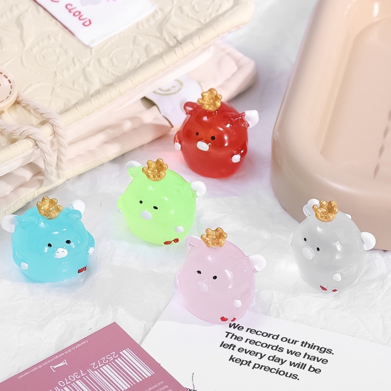 [Harga Grosir] Bercahaya Mahkota Piggy Resin Ornamen Bercahaya Dalam Gelap Miniatur Taman Kerajinan Patung Hewan Babi Kecil Yang Lucu Patung Lanskap Mikro Mobil Rumah DIY Dekorasi Aksesoris