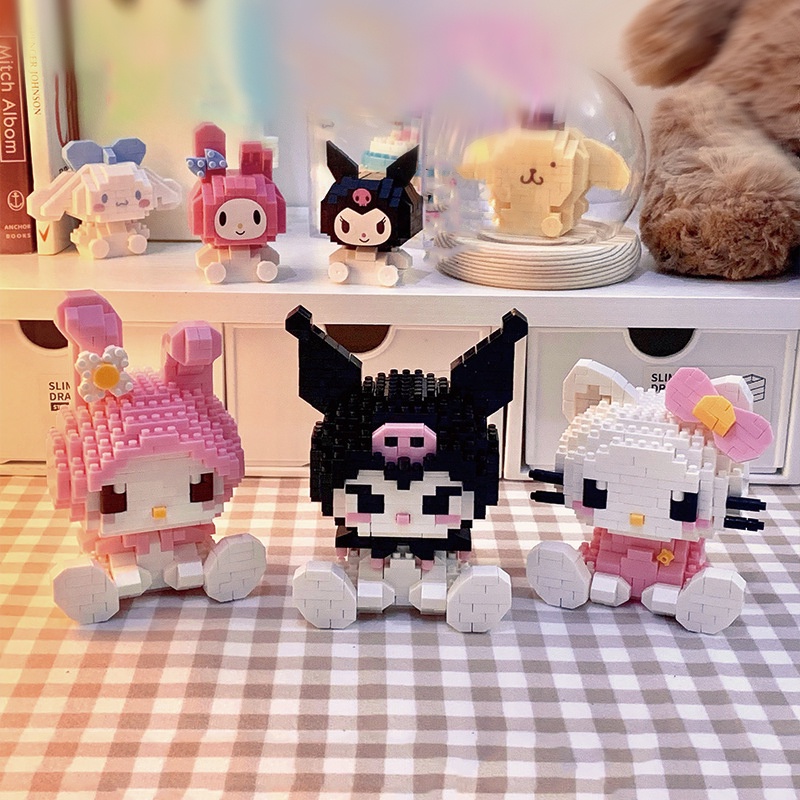 ღ Sanrio Kompatibel Blok Bangunan Melodi Kuromi Hello Kitty Anime Kartun Batu Bata Dirakit Mainan Ulang Tahun Teka-teki Anak-anak Boneka Hadiah