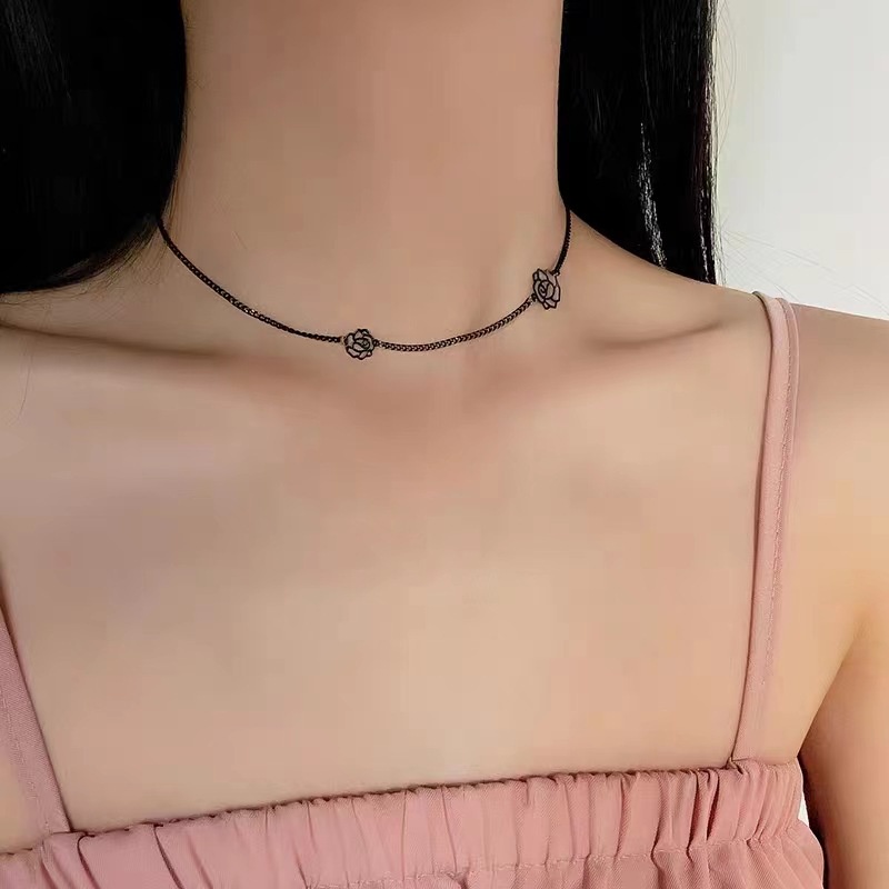 Retro Kalung Mawar Berongga Perempuan Sederhana All-Match Temperamen Desain High-End Rantai Klavikula Influ