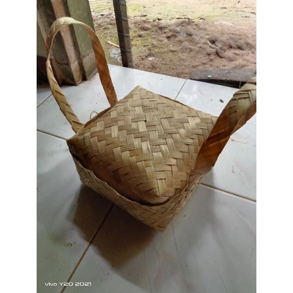 

sepasang anyaman bambu besek jinjing warna natural ukuran 18x18 tinggi 7 cm untuk wadah makanan box nasi kotak hajatan sovenir wadah daging murah berkualitas | besek bambu hampers lebaran