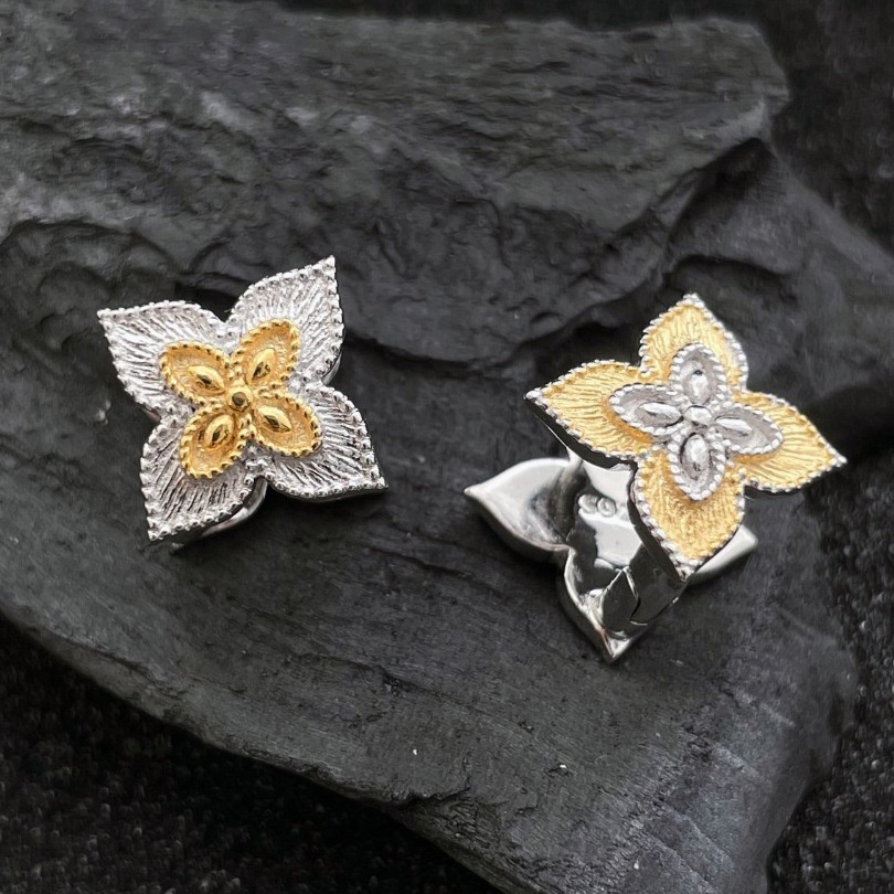 Goldkingdom Aksesoris Perhiasan Fashion Ready Stock Warna Emas Dan Perak Pola Senada Empat Daun Clover Earrings Untuk Kepribadian Mewah Ringan Wanita