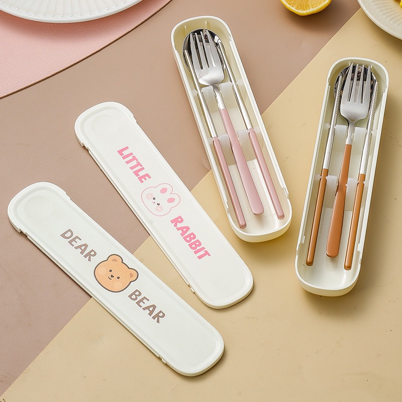 PERALATAN MAKAN SET STAINELSS / SENDOK GARPU SUMPIT STAINLESS SET DENGAN KOTAK LUCU / CAMBRIE CUTLERY SET 3IN1 / SENDOK GARPU SET ANAK SEKOLAH / SENDOK GARPU SUMPIT PORTABLE TRAVEL / SET ALAT MAKAN ANAK DISNEY / ALAT MAKAN SET KOREA MOTIF BEAR RABBIT