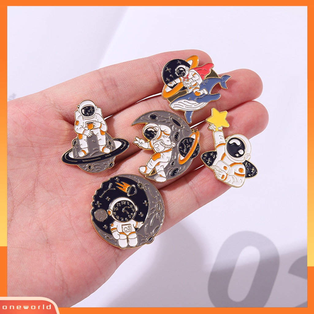 [ONE] Bros Pin Pola Kartun Electroplating Hias Tas Dekorasi Colorfast Pakaian Yang Sesuai Dengan Tahan Karat Planet Paus Astronot Enamel Lapel Pin Aksesoris Pakaian