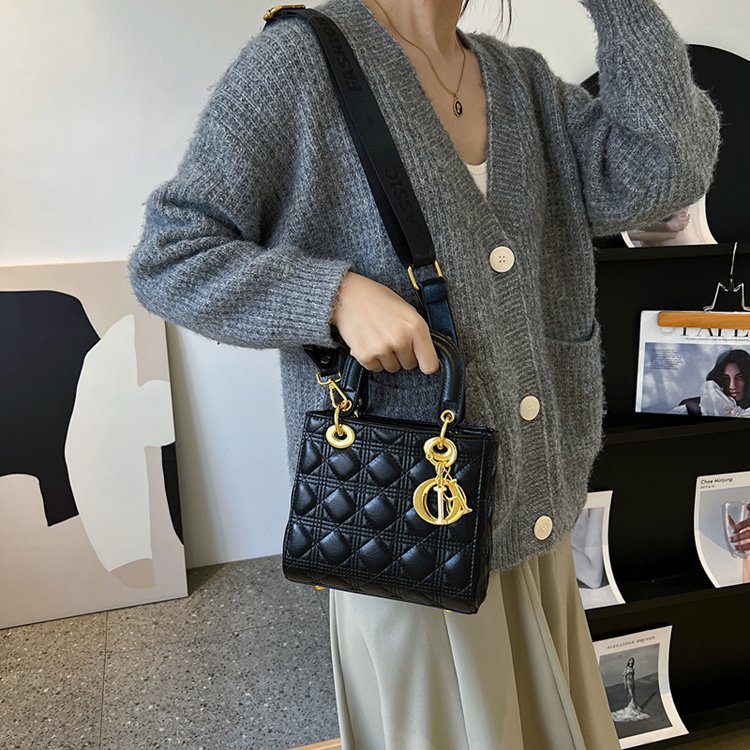 Tas Tangan Tenteng Kulit Slingbag Wanita Hitam Emas