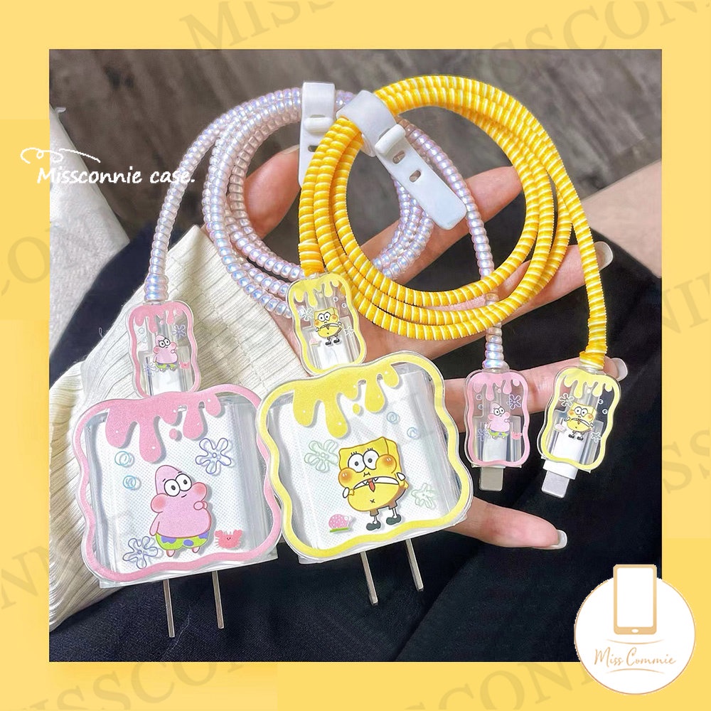 Cute Strawberry Bear Toy Story Love Heart 5in1 Set Lengan Kabel Data Tepi Bergelombang Kompatibel Untuk Apple 18/20W Adapter Charger Soft Cover Dengan Pelindung Gigitan Kabel Ikatan Simpul Yang Indah