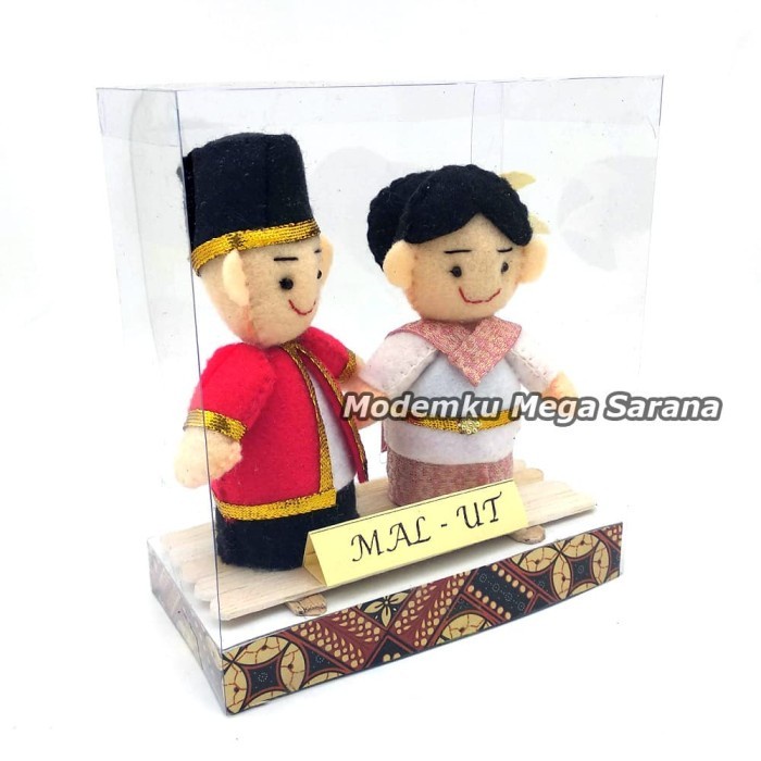Boneka Pakaian Adat Maluku Utara