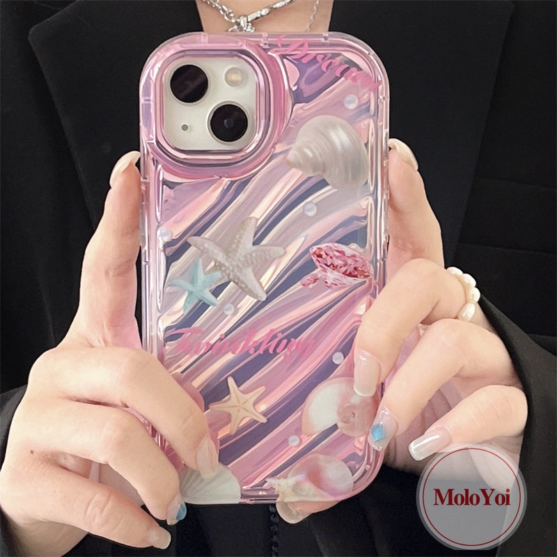 IPHONE Fantasy Pearl Shell 3D Stereo Kerut Kreatif Simple Letter Case Kompatibel Untuk Iphone11 14 13 12 Pro MAX XR XS X MAX 7 6S 8 6 Plus 7Plus SE 2020kartu Laser Mewah Soft Cover