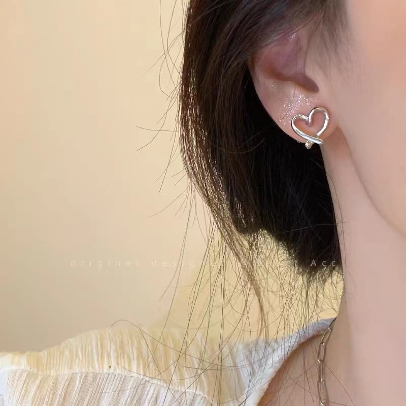 S925 Silver Needle Korea Love Earrings Anting Berbentuk Hati Sederhana Dan Serbaguna Untuk Wanita