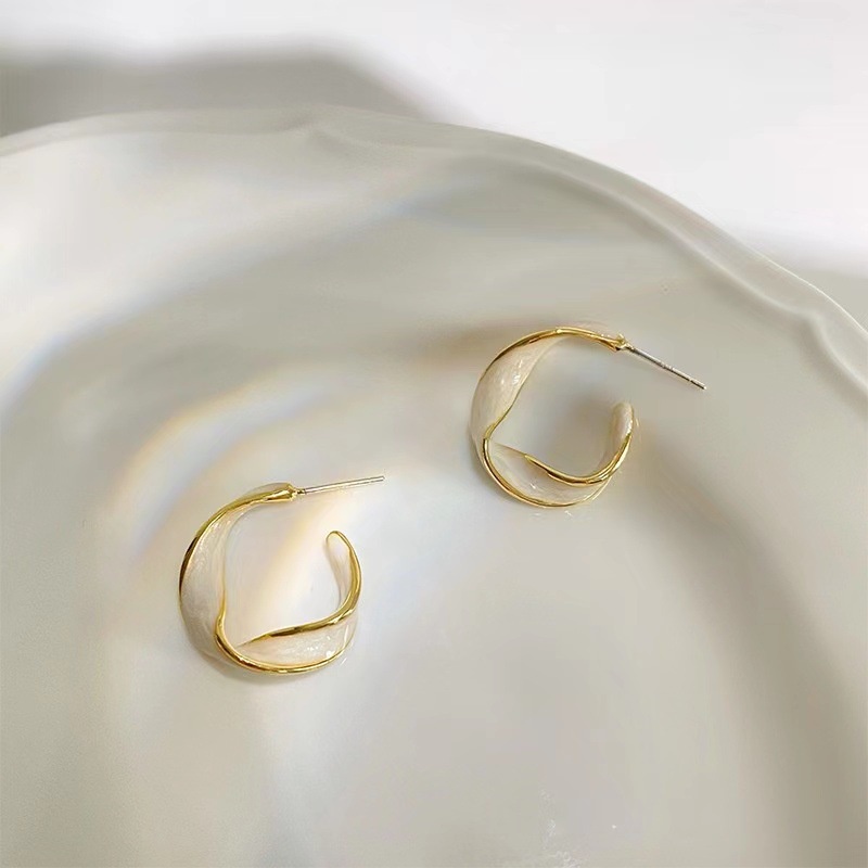 2023anting Premium Vintage Baru Dengan Pasir Mengalir Putih Pearlescent Dan Anting Melingkar Desain Kecil