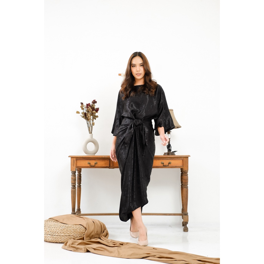 Kaftan Abaya Modern Batik Ikat Jaqat Rafflesia by Nazya