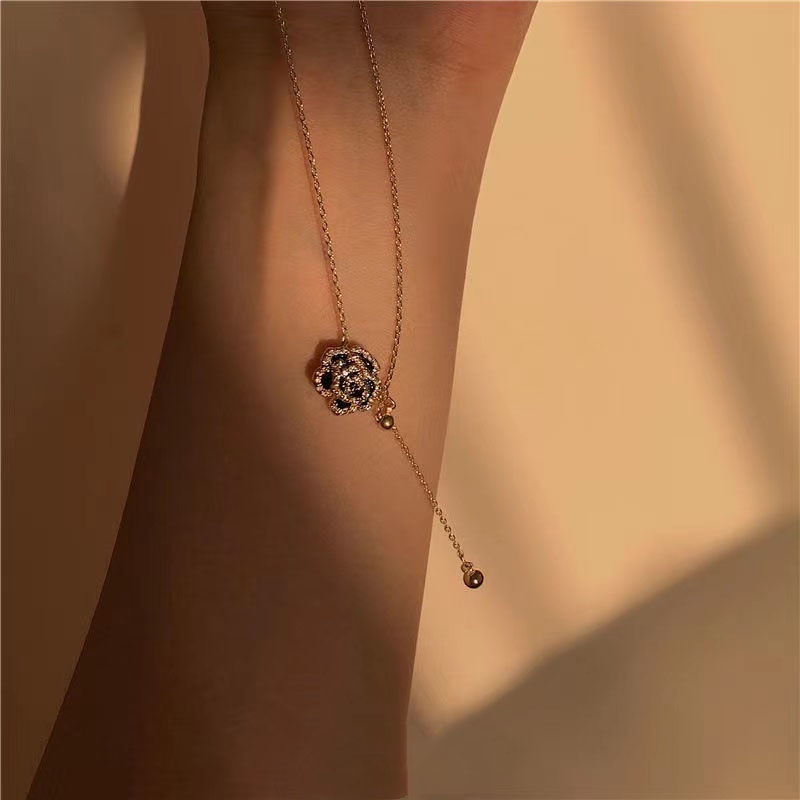 Kalung Liontin Zirkon Bunga Camelia Hitam Perempuan Korea Tarik Rantai Klavikula