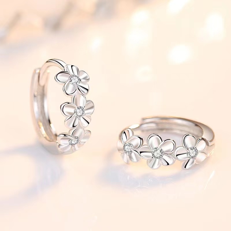 Korea Fashion Plum Blossom Klip Telinga Perempuan Kristal Anting Camellia Stud Earring Aksesoris Hadiah