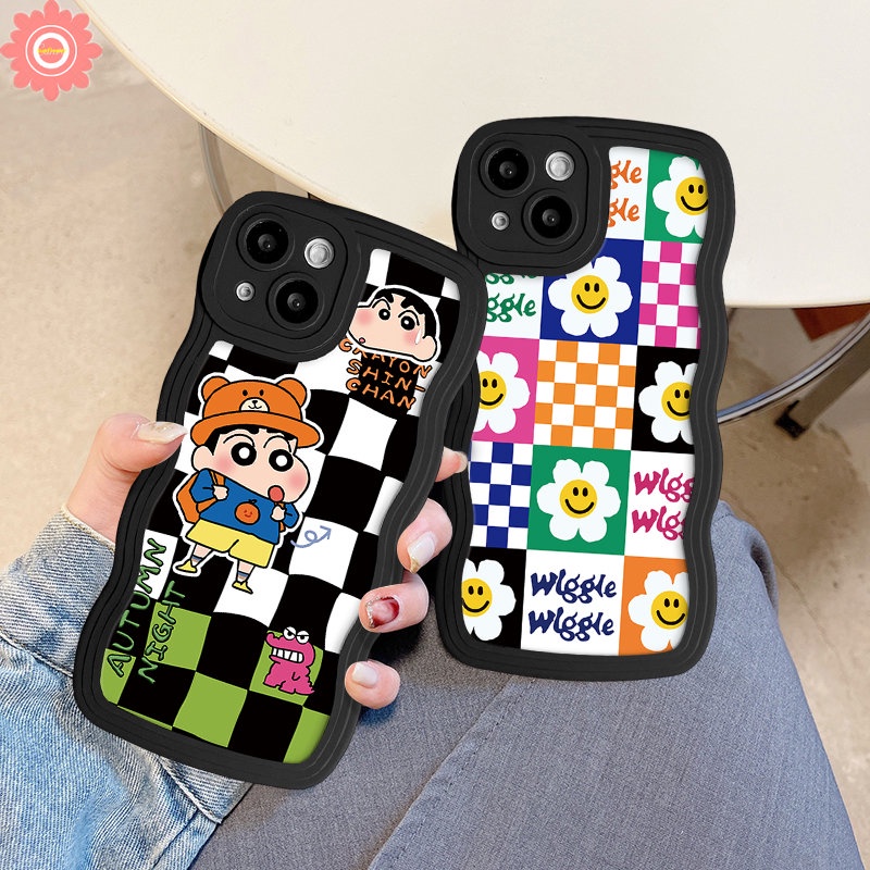 Checkerboard Smile Flower Cute Phone Case Kompatibel Untuk iPhone 7Plus XR 11 14 13 12 Pro Max 6s 7 8 6 14 Plus XS Max X SE 2020 Kartun Crayon Shin-chan Lembut Bergelombang Penutup Tepi