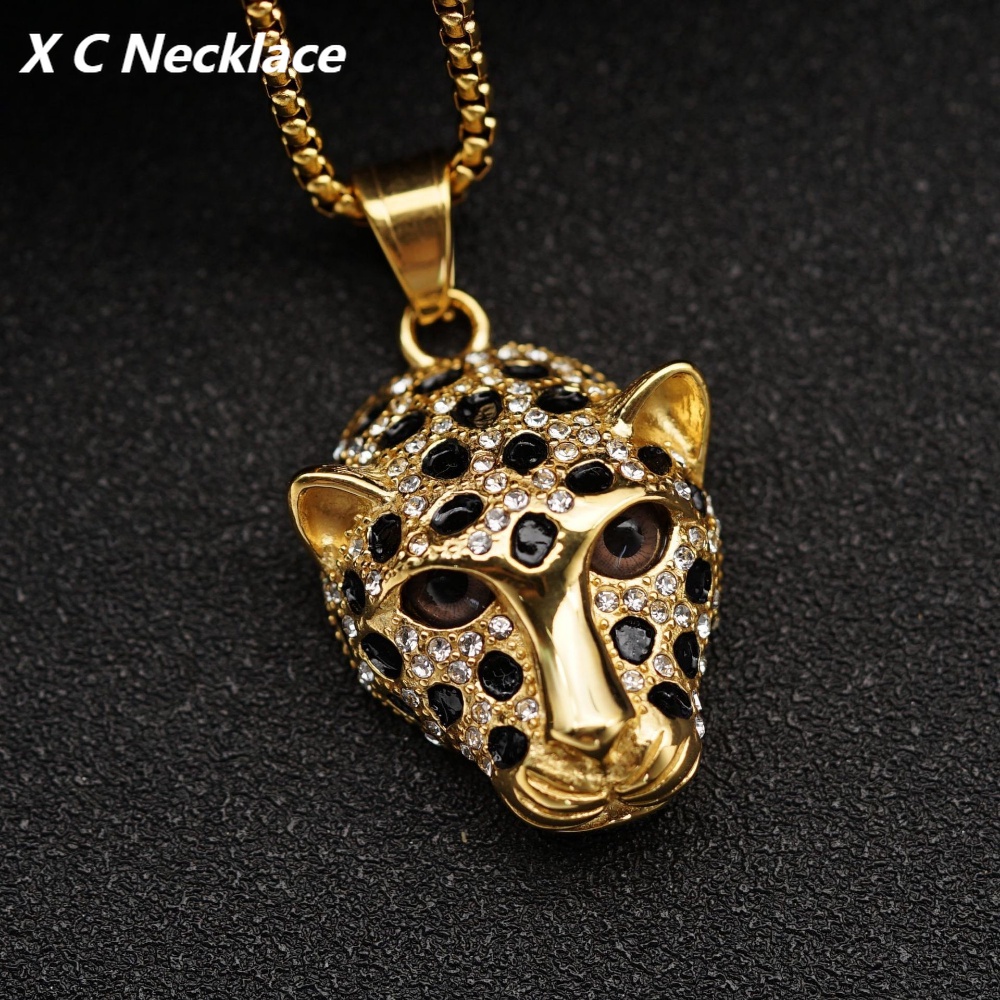 [X C Kalung] 18K Emas Disepuh Hip Hop Perhiasan Baja Titanium Berlapis Emas Penuh Berlian Mata Coklat Leopard Kepala Pria Liontin Kalung Wanita Kalung Hadiah