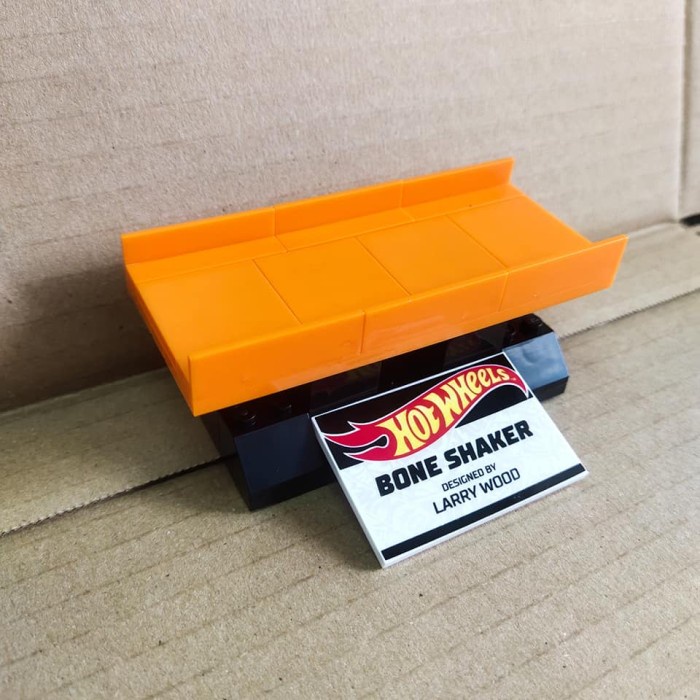 Hotwheels Stand Exclusive Bone Shaker Larry Wood