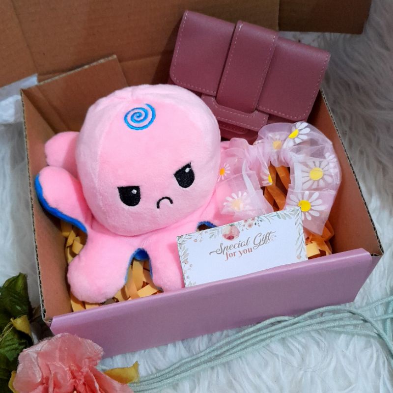 

Terbaru !! Hampers Boneka Gurita dan Dompet Cewek / Hadiah Kado Ulang Tahun Wisuda Anniversary / Gift Box Birthday / Kado Cewek Murah