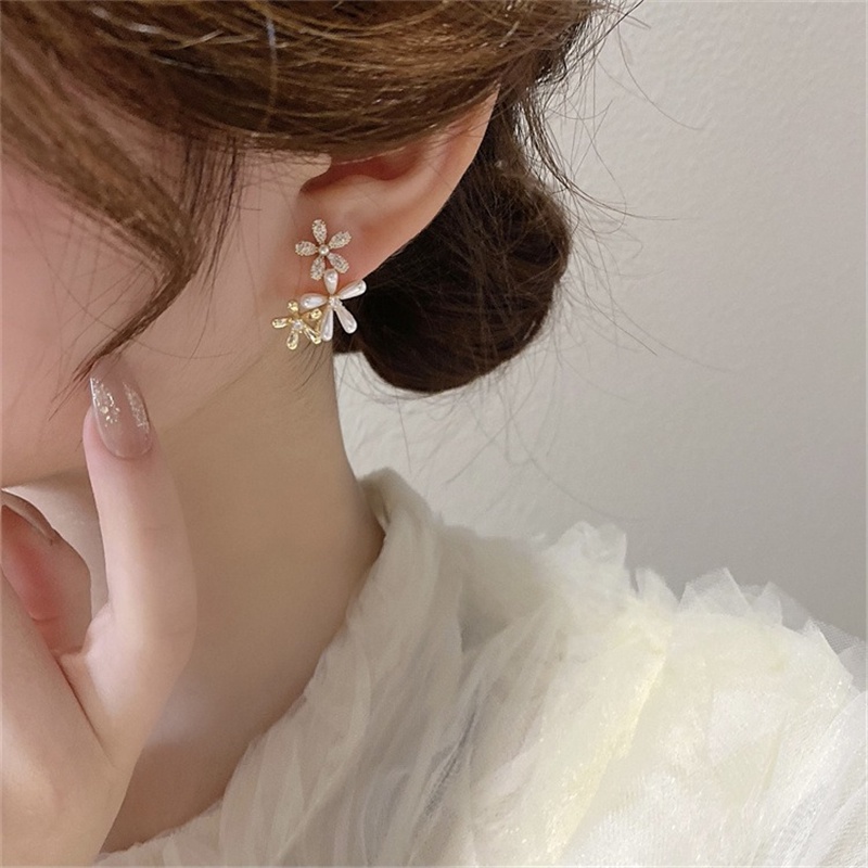 Anting Bunga Mutiara Berlian Sintetis Berkilau Aksesori fashion Korea Wanita