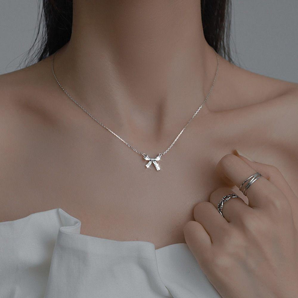 Mxbeauty Wanita Kalung Elegan Pesona Halus Klavikula Rantai Busur Tergantung Niche Desain Sweater Rantai Berlian Imitasi Gadis Choker