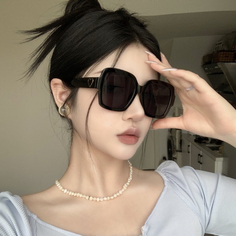 (YUZHU) Western Retro Fashion Oversized Frame Sunglasses Love Fashion Kacamata Hitam Serbaguna Untuk Wanita