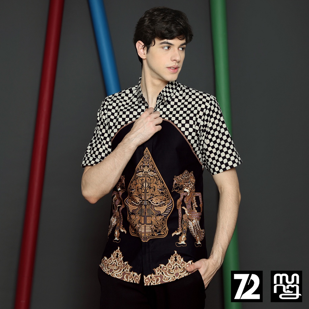 KEMEJA BATIK PRIA Kemeja Lengan Pendek Slimfit Premium Motif Wayang Hitam Putih 723717 Cap 72 - Baju Kemeja Atasan Pakaian Setelan Batik Pria Cowok Laki Laki Remaja Keluarga Kantor Lengan Pendek Modern Slimfit Slim Fit Premium Kekinian