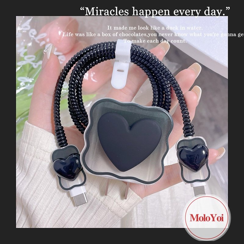 Set Lengan Kabel Data Tepi Bergelombang 5in1 Kompatibel Untuk Apple 18/20W Adapter Charger Cute Strawberry Bear Toy Story Love Heart Lovely Bowknot Cable Soft Cover Dengan Pelindung Gigitan