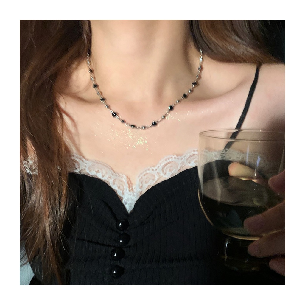 Kalung Cinta Hitam Cahaya Niche Mewah Desain High-End Gaya Baru Kalung Influencer Rantai Klavikula Perempuan