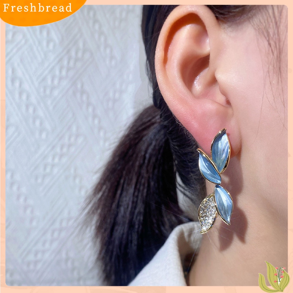 &lt; Freshbread &gt; 1pasang Anting Pejantan Temperamen Berlian Imitasi Cahaya Mewah Bentuk Daun Menawan Dekorasi High-end Geometris Mengkilap Wanita Pesta Anting Aksesoris Pakaian