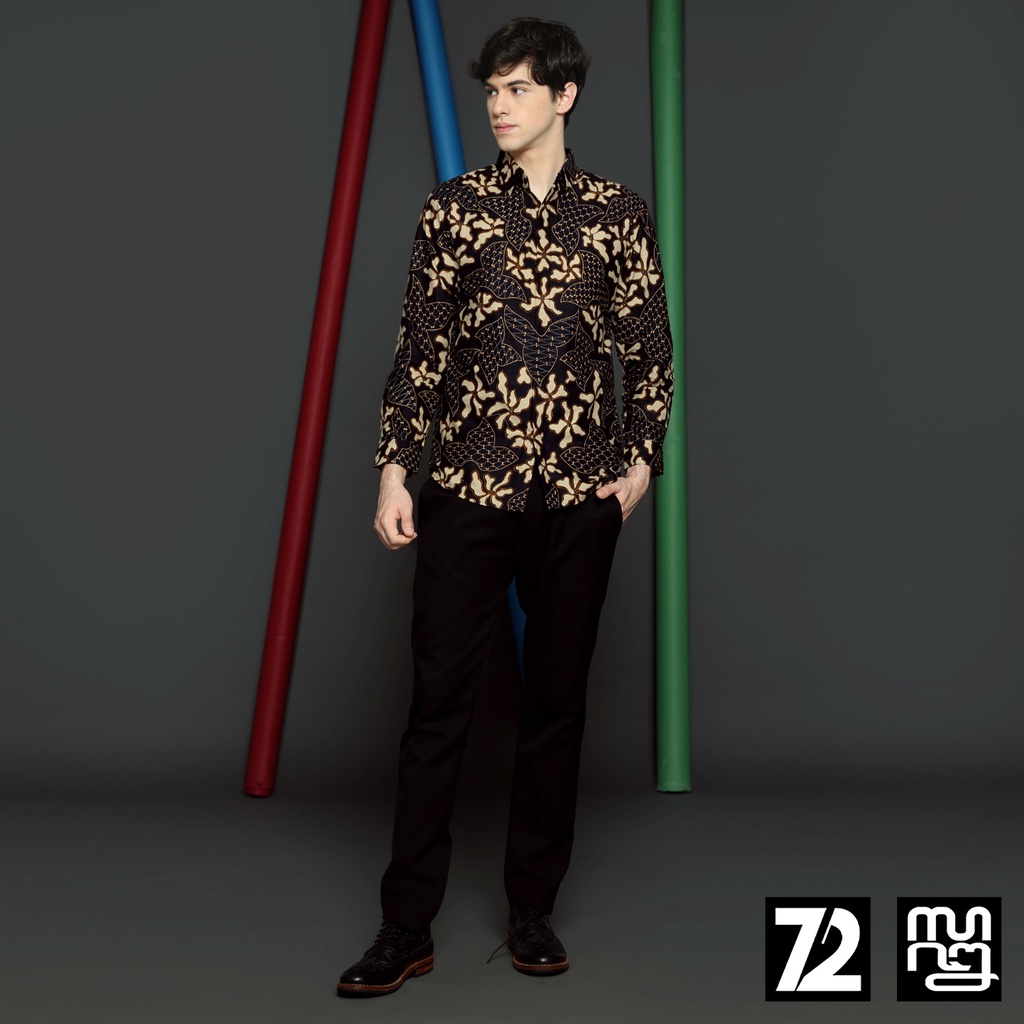 BAJU BATIK PRIA Kemeja Lengan Panjang Slimfit Premium Motif Daun Singkong Warna Hitam Item 723686 Cap 72 - Baju Kemeja Atasan Pakaian Setelan Batik Pria Cowok Laki Laki Remaja Keluarga Kantor Lengan Pendek Modern Slimfit Slim Fit Premium Kekinian