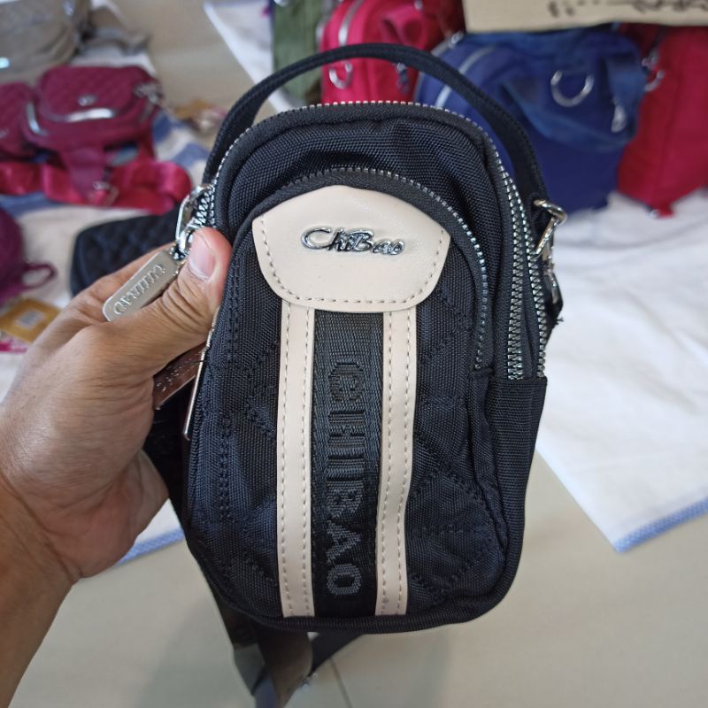 Tas Selempang wanita Tas Chibao 8182-22-C-51 bahan kanvas Lis Kulit. Tas Wanita Tas Chibao Import BEST SELLER TERBARU BISA BAYAR DITEMPAT.!!!!