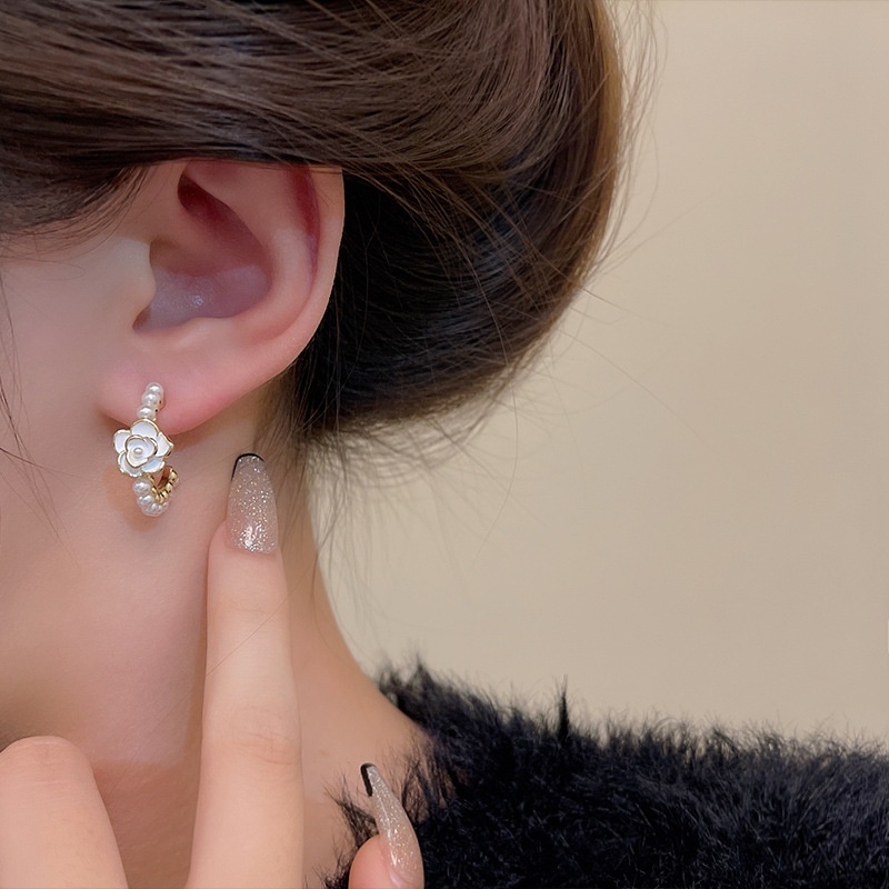 Anting Mutiara Bunga Camelia Putih Vintage Wanita Korea Tipe C Anting Wanita Hiasan Telinga Bunga