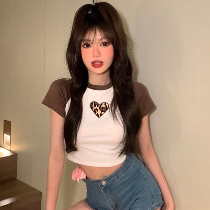Red In Eropa dan Amerika susu manis hot gadis macan tutul cetak cinta jahitan hit warna lengan pendek T-shirt wanita rasa desain ketat pendek top musim panas