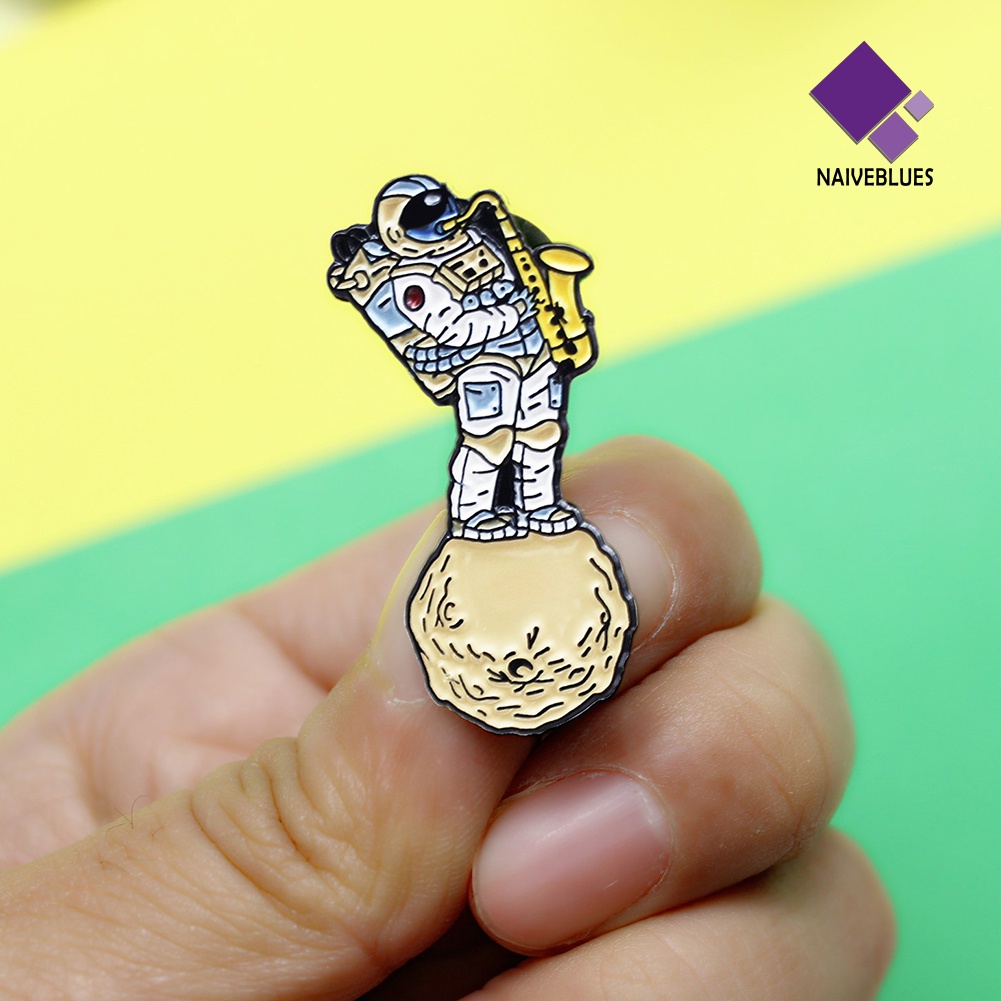 &lt; Naiveblues &gt; Unisex Astronot Bermain Saxophone Enamel Bros Pin Pakaian Tas Topi
