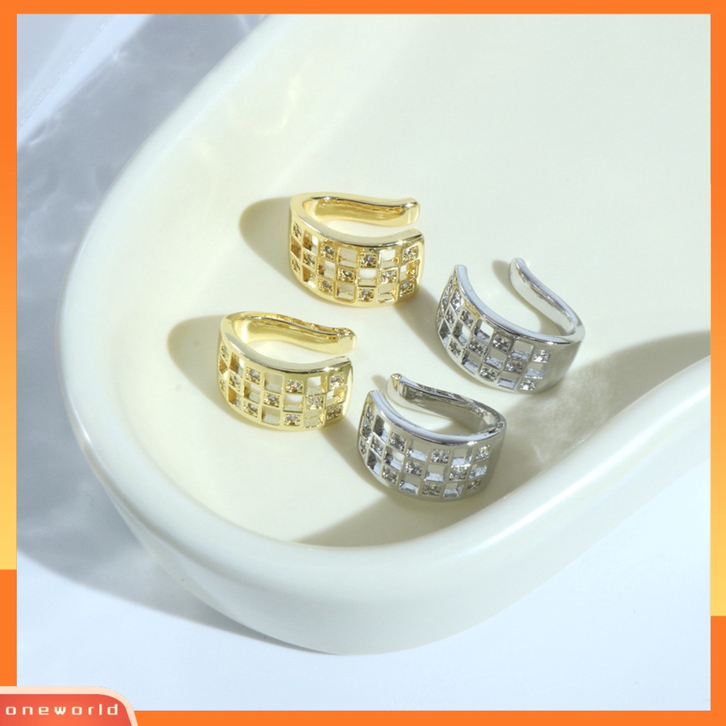 [EONE] 1pasang Anting Wanita Desain Kotak-Kotak Kepribadian Berongga Temperamen High-end Dress Up Hypoallergenic Non Piercing Telinga Klip Anting Perhiasan Fashion