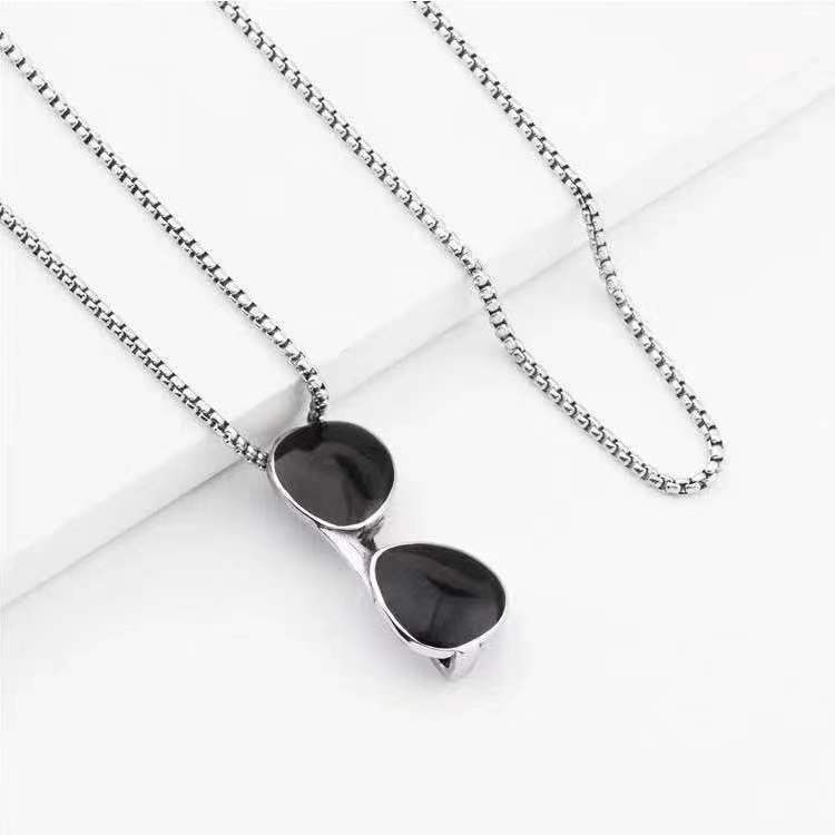 Super Keren!Kacamata Hitam Sunglasses Unik Trendy Hias Kalung Pria Gaya Punk Hip-Hop Desain Sweater