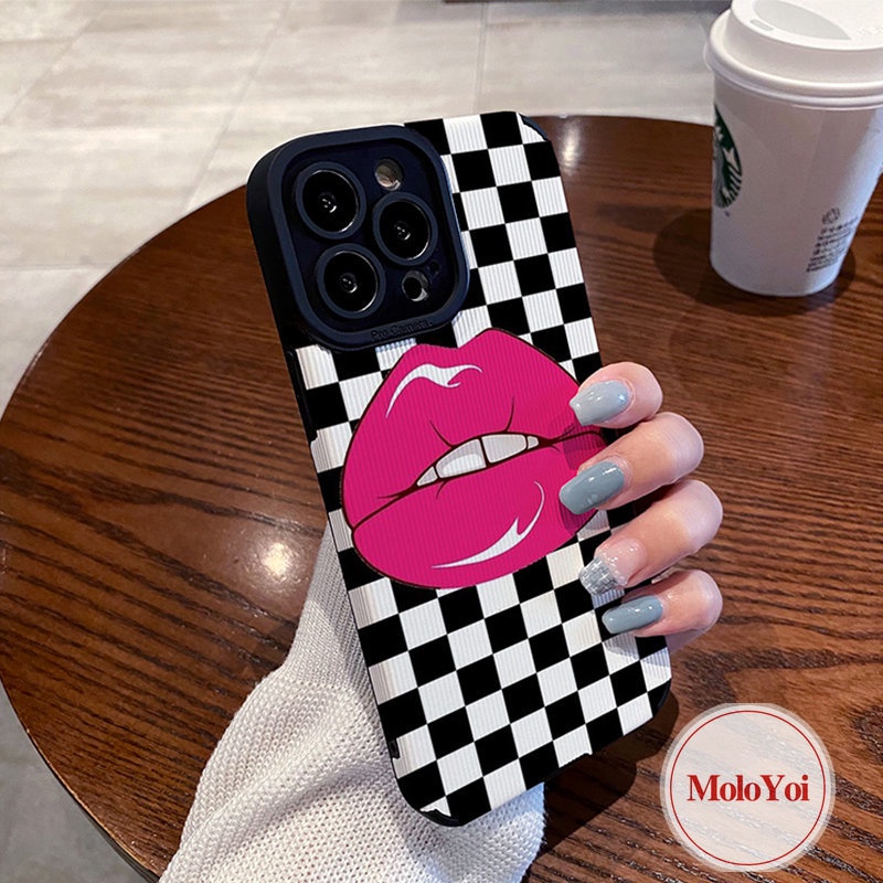 Ins Kotak-Kotak Merah Kisses Lips Phone Case Kompatibel Untuk IPhone XR XS X Max 7Plus 8 7 Plus 11 14 13 12 Pro Max Tekstur Kulit Mewah Shockproof Soft Cover