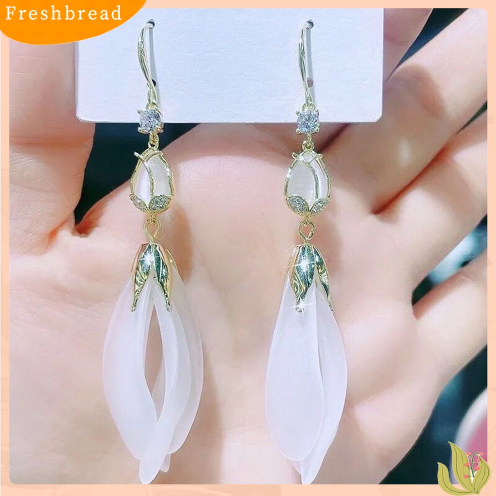 &lt; Freshbread &gt; 1pasang Anting Kait Menarik Bentuk Kelopak Putih Tahan Aus Dekorasi Telinga Kelopak Panjang Rumbai Menjuntai Earrings Untuk Pergi Jalan