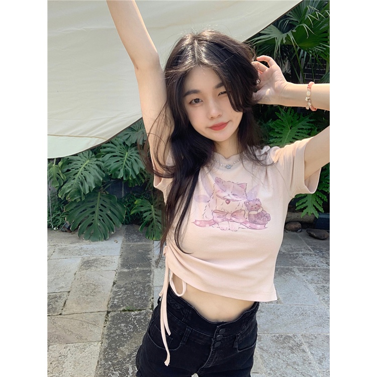 Red kaos Bahu depan yang cantik, manis, manis, gadis kucing, T-shirt lengan pendek, desain musim panas wanita, ceruk ramping, atasan pendek serut