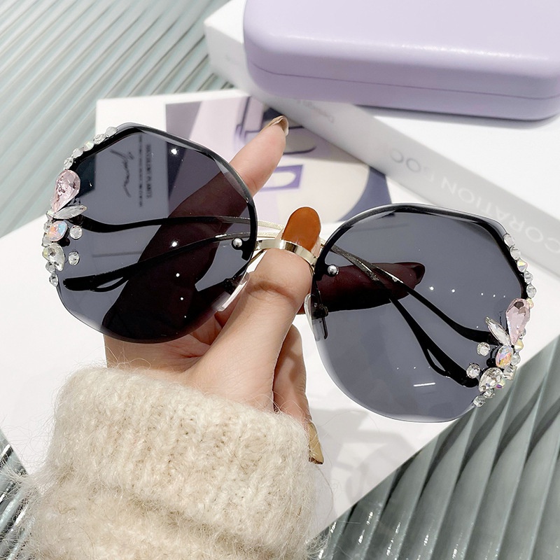 (YUZHU) Kacamata Hitam Tanpa Bingkai Logam Fashion Korea Untuk Wanita Oversized Frame Diamond Gradient Sunglasses