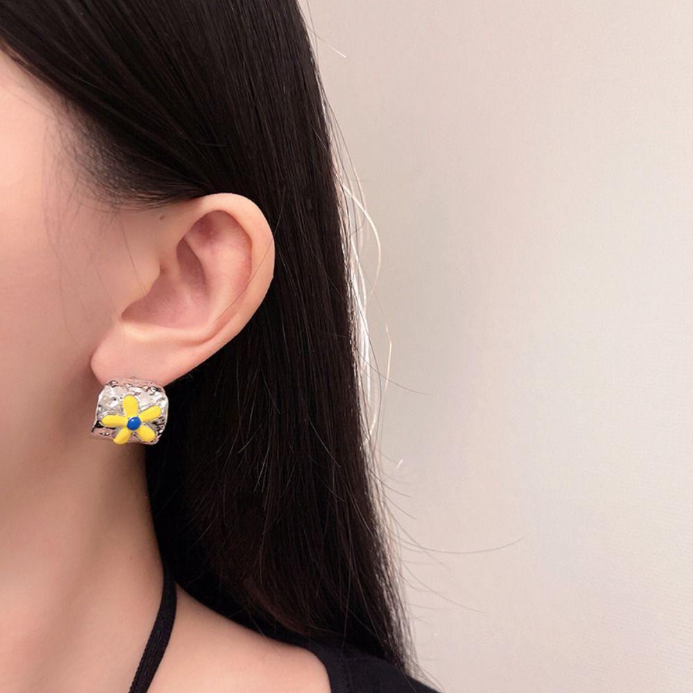 Mxbeauty Anting Enamel Simple Vintage Kerut Manis Bentuk C Bahan Alloy Perhiasan Telinga Untuk Wanita