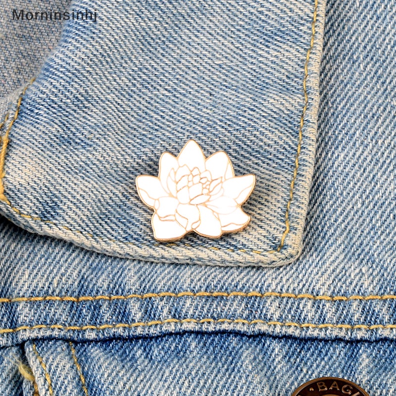 Mornin Buddhism White Lotus Flower Enamel Pin Bunga Tanaman Bros Denim Coat Ransel Lapel Pin Pria Wanita Lencana Jepang Perhiasan Hadiah Syal Kancing id