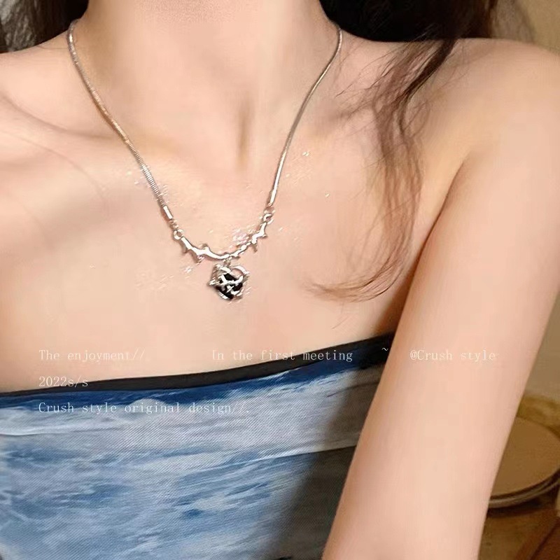 Duri Cinta Hati Persegi Berlian Titanium Steel Kalung Wanita Niche Desain High-End Rantai Klavikula Gaya Keren Kalung Wanita