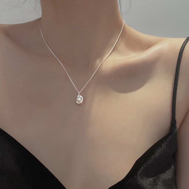 Kalung Mewah Ringan Baru Desain Niche Perempuan Temperamen Kalung Mutiara Rantai Klavikula Sweater Cha