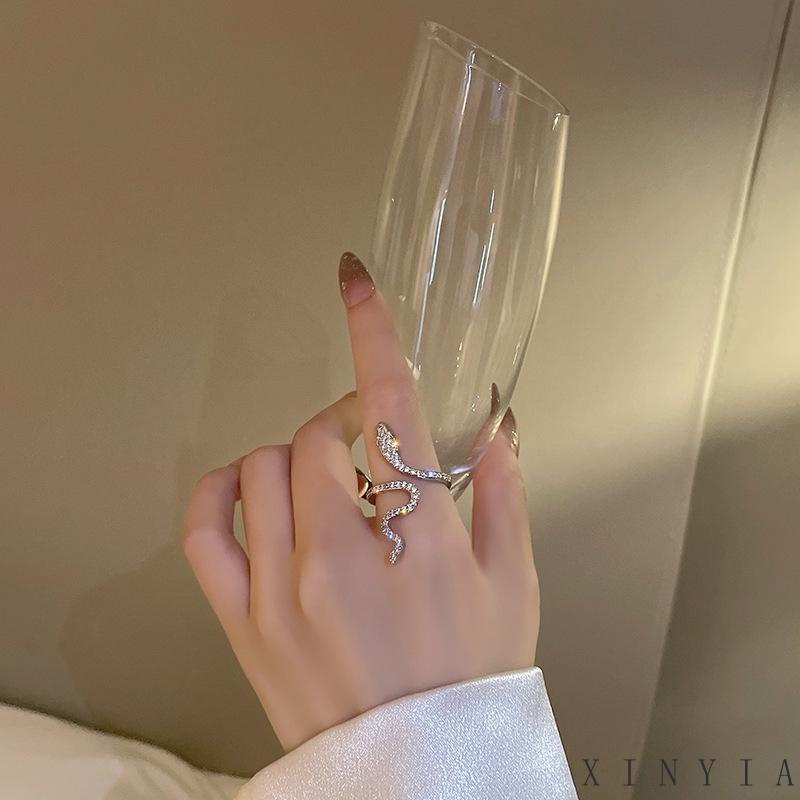 Cincin Jari Desain Ular Aksen Kristal Bahan Zirkon Warna Silver Untuk Wanita