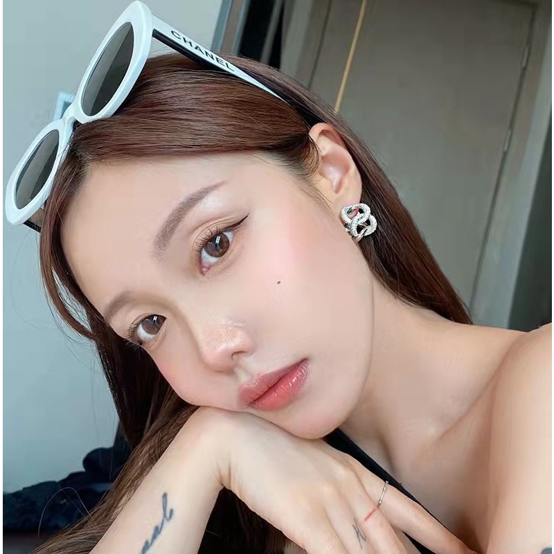 Goldkingdom Aksesoris Perhiasan Fashion Ready Stock Logam Anting Rantai Putar Bertatahkan Berlian Ada Rasa Desain Niche. Cincin Belah Canggih Mewah Dan Unik.