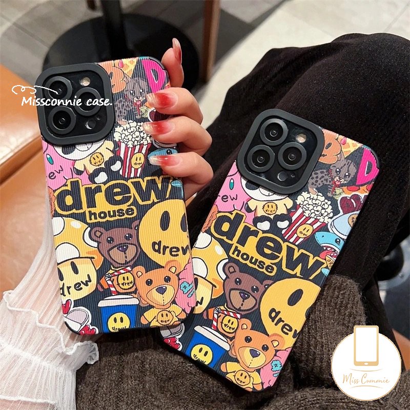 IPHONE Casing Rumah Drew Merek Trendi Kompatibel Untuk Iphone11 13 14 12 Pro Max Xr7 8 Plus X XS Max 7Plus Kartun Lucu Grafiti Beruang Smiley Tekstur Mewah Kulit Lembut Silicon Cover