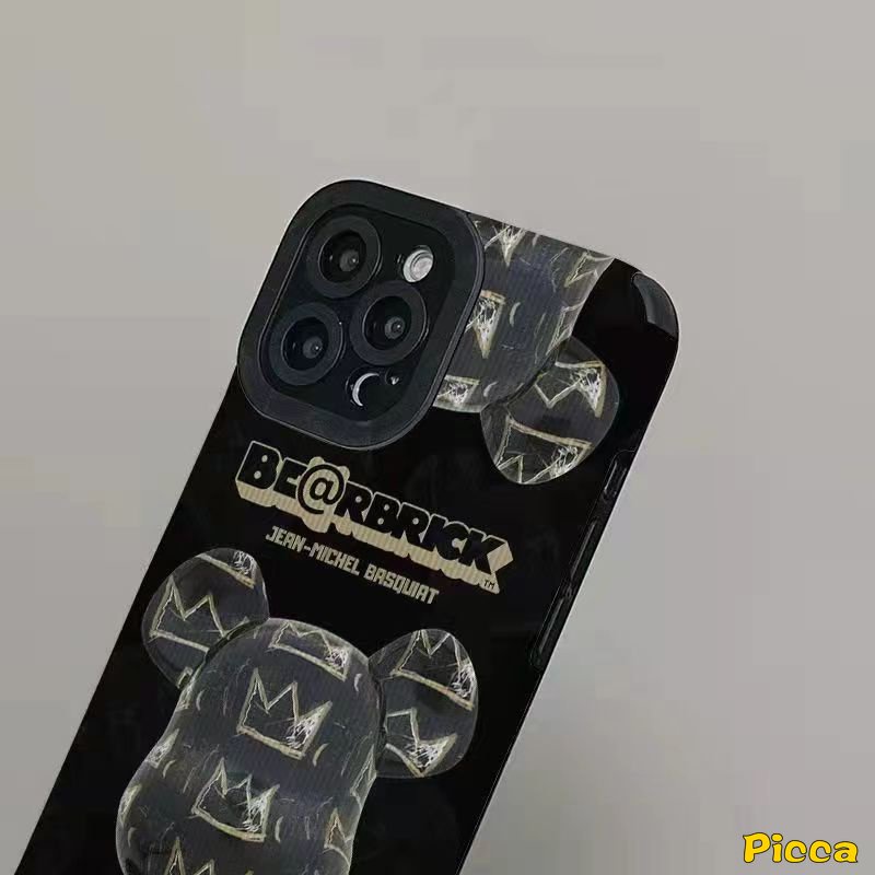 IPHONE Case Mahkota Bearbrick Merek Trendi Kompatibel Untuk Iphone13 14 11 12 Pro Max 7Plus X XR 78 Plus XS Max Tekstur Mewah Kulit Kartun Lucu Beruang Kekerasan Soft Cover